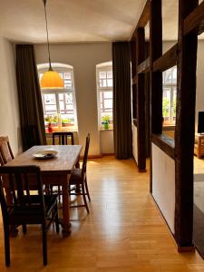 德特摩德的住宿－Ferienwohnungen Café Cup，一间带桌椅和窗户的用餐室