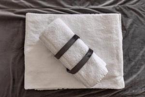 ein Paar Handtücher auf dem Bett in der Unterkunft Apartments ERA Ankaran in Ankaran