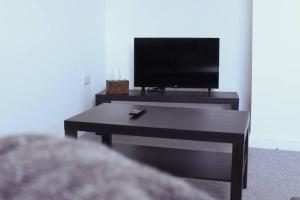 En tv och/eller ett underhållningssystem på Comfy 1BR Apartment with Great Amenities