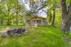 Κήπος έξω από το Riverfront Nature Getaway Near Downtown Pine City!