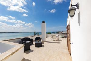 un patio con vistas al océano en Appartamenti vista Mare, en Porto Cesareo