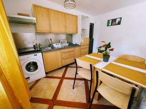 a kitchen with a table and a washing machine at Beau appartement près de la nature entre Disney et Paris in Noisy-le-Grand