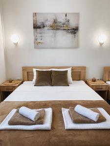 una camera da letto con un letto e due asciugamani di Apartmani Živanović Ulcinj a Ulcinj