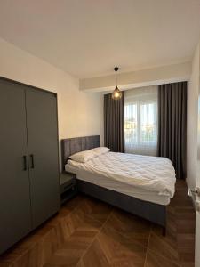 Un dormitorio con una cama grande y una ventana en Suite64 Apartments, en Antalya