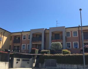 Castiglione OlonaにあるAppartamento BELVEDEREのアパートメントビル(目の前に街灯あり)