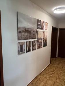 a white wall with pictures on a wall at Ganze Haus für sich 6 Schlafplätze in Buxtehude