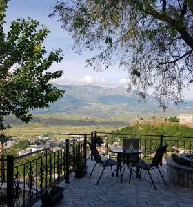 una mesa y sillas en un patio con vistas en Panoramic Vlachos, en Gjirokastra
