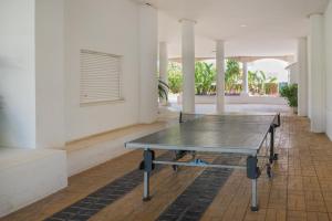 - une table de ping-pong au milieu d'une pièce dans l'établissement Apto. Playamar, à Torremolinos
