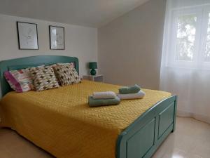 um quarto com uma cama grande com almofadas em Casa Serra à Vista AL/140571 em Pedreiras