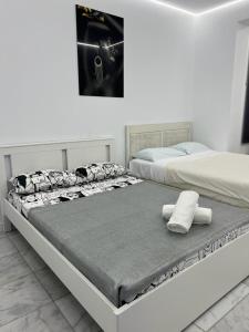 un letto con due cuscini sopra in una camera da letto di DeLuxe House Valencia a Valencia