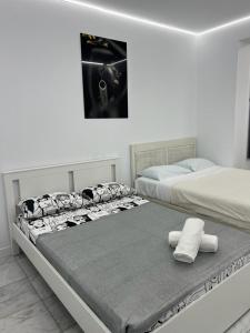 1 dormitorio con 2 camas y 1 colchón grande en DeLuxe House Valencia, en Valencia