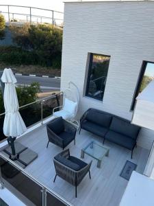un patio con divano, sedie e tavolo di DeLuxe House Valencia a Valencia