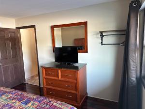 TV a/nebo společenská místnost v ubytování All Star Inn & Suites