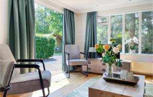 una sala de estar con cortinas verdes y un jarrón de flores en Cozy stacaravan In Putten With Wifi, en Putten