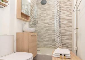 a bathroom with a toilet and a sink and a shower at Appartement Zen à Chalon-sur-Saône in Chalon-sur-Saône +12 photos