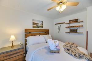 - une chambre avec un lit et un ventilateur de plafond dans l'établissement Lovely Hammondsport Home, Walk to Keuka Lake!, à Hammondsport