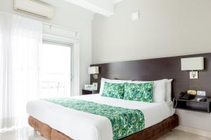 sypialnia z dużym łóżkiem i oknem w obiekcie Hotel Manantial Melgar w mieście Melgar