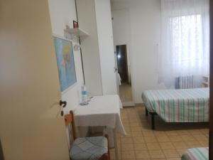Cette petite chambre comprend une table et un lit. dans l'établissement B&B D'Ambrosio, à Milan