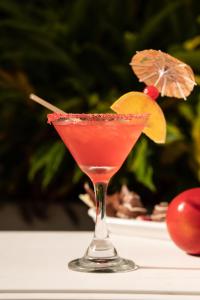 una bebida en un vaso de martini sentado en una mesa en Hotel Manantial Melgar en Melgar