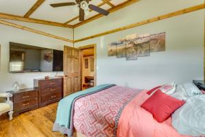 - une chambre avec un lit, une commode et un miroir dans l'établissement Banner Elk Vacation Rental with Covered Deck!, à Banner Elk