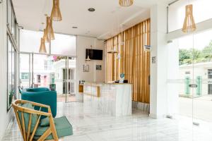 a lobby with a bar and a blue chair at Hotel Manantial Melgar in Melgar