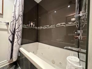 蒙特朗布朗的住宿－Le Cozy Nest by Gestion ELITE，设有带浴缸和淋浴的浴室。
