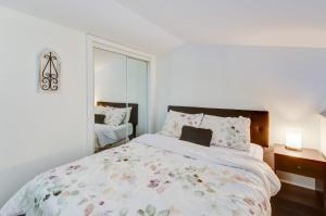 um quarto com uma cama grande e um espelho em Le Cozy Nest by Gestion ELITE em Mont-Tremblant