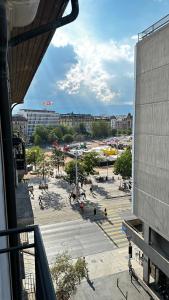 - une vue sur la ville depuis un bâtiment dans l'établissement Quartier de Plainpalais, à Genève