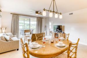 a dining room and living room with a table and chairs at Pili Mai in Kipu