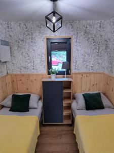 Galeriebild der Unterkunft Domki przy jeziorze z prywatną plażą w Borach Tucholskich Pensjonat Alicja wczasy z dziećmi nowe luksusowe domki na skraju jeziora i lasu in Ostrowite