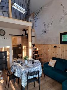 Galeriebild der Unterkunft Domki przy jeziorze z prywatną plażą w Borach Tucholskich Pensjonat Alicja wczasy z dziećmi nowe luksusowe domki na skraju jeziora i lasu in Ostrowite