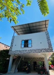 a house with a window and a staircase on it at APARTAMENTO vista VERDE DORADAL in Doradal