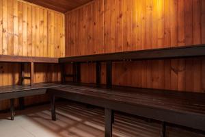 una sauna vacía con paredes de madera y bancos de madera en Hotel Manantial Melgar, en Melgar