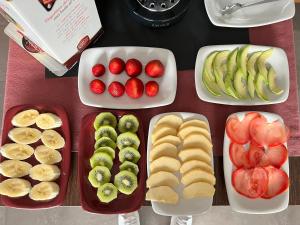 una mesa cubierta con bandejas de frutas y hortalizas en A Finca Hotel, en Barreiros