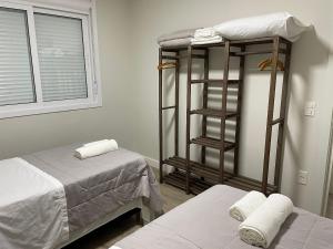 two bunk beds in a room with a window at Aconchego na Serra - Nova Petrópolis in Nova Petrópolis