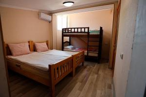 Kleines Zimmer mit einem Bett und einem Etagenbett in der Unterkunft Guesthouse Gua in Kutaissi