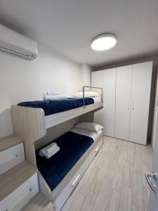 Una habitación con dos literas y un armario. en Villa Stella Marina, en Valledoria