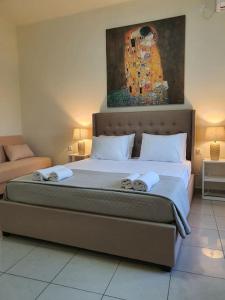 una camera da letto con un grande letto con asciugamani di Livas City Relaxing Apartment a Città di Kos