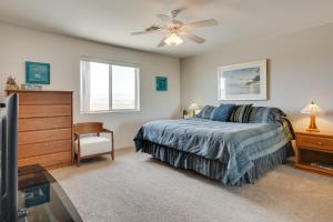 Un dormitorio con una cama y un ventilador de techo. en 2 Mi to Lake and Dtwn Lake Havasu City Home!, en Lake Havasu City 21 fotos más