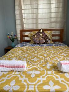 ein Bett mit zwei Kissen und zwei Handtüchern darauf in der Unterkunft Departamento inteligente en Puyo in Puyo