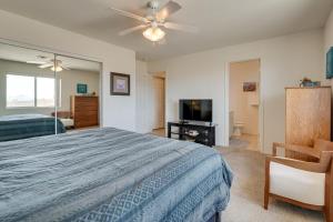 Tempat tidur dalam kamar di Lake Havasu City Home, Mins to Lake and Dwntn!