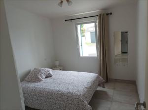 Ένα ή περισσότερα κρεβάτια σε δωμάτιο στο La Maisonnette aux volets bleus