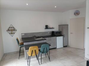 Η κουζίνα ή μικρή κουζίνα στο La Maisonnette aux volets bleus