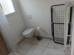 Ένα μπάνιο στο La Maisonnette aux volets bleus