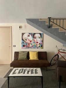 - un salon avec un canapé et un tableau mural dans l'établissement INDUSTRY HOME, à Catane