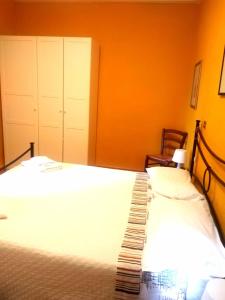 Een bed of bedden in een kamer bij Appartamento Ortensia