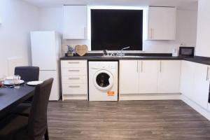 En TV eller et underholdningssystem på Spacious 1Bed Apartment in Heywood near CC