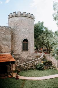 un edificio con una torre con una ventana. en Hacienda Kaan Ac en Valladolid