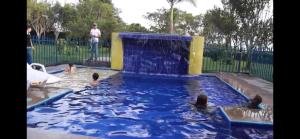 un grupo de niños jugando en una piscina en RanchoVista coffee ring The land of Encanto, en Quimbaya