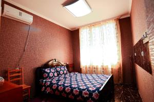 1 dormitorio con cama y ventana en Guesthouse Gua, en Kutaisi